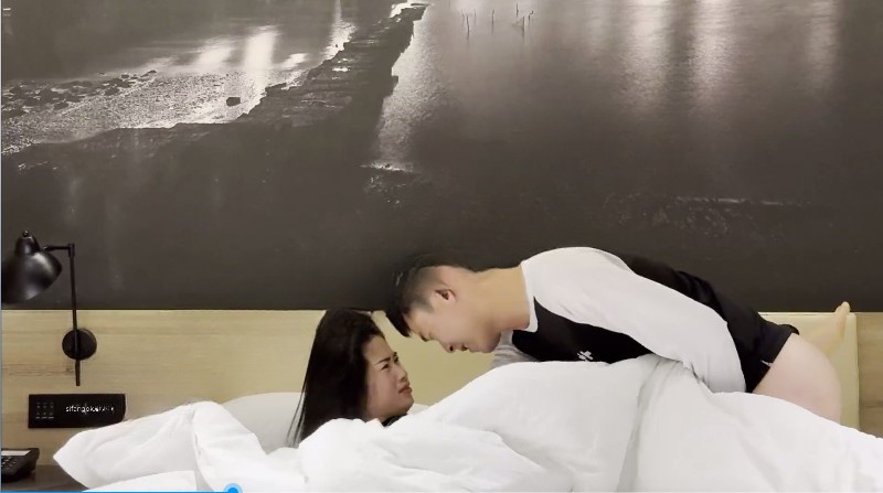 泄密档案 - 有股知性美的眼镜人妻爆肏湿吻